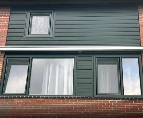 woning met kunststof kozijnen en gevelbekleding