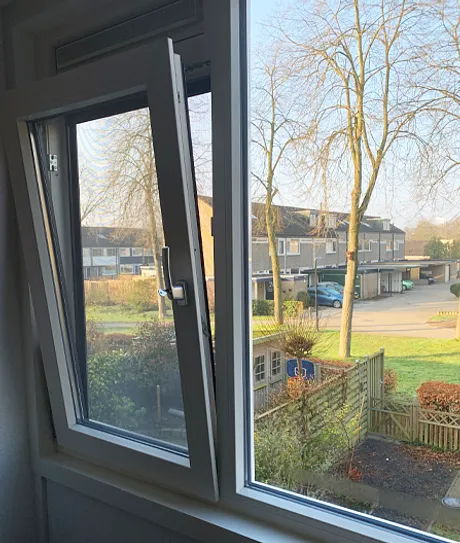 Kunststof kozijn met draai-kiepraam en ventilatierooster
