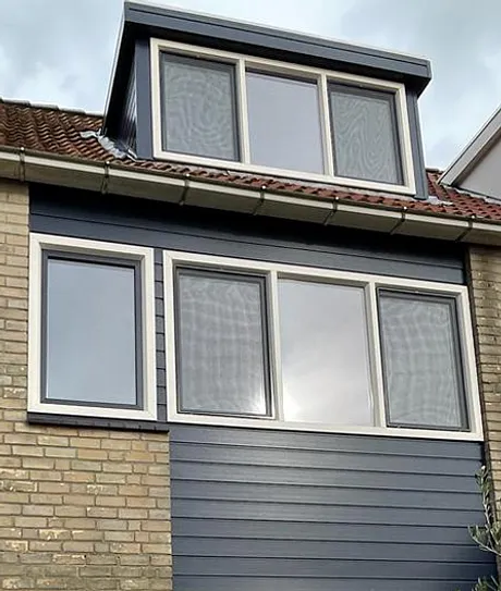 Woning vanaf buiten met kunststof kozijnen, een dakkapel en gevelbekleding
