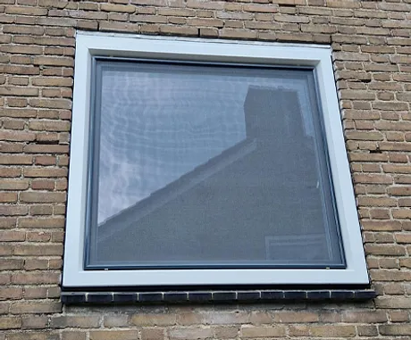 Kunststof kozijn met hor vanaf buiten