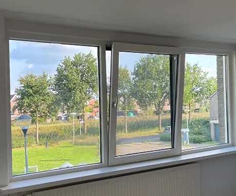 Kunststof kozijnen vanuit de woning met draai-kiepraam