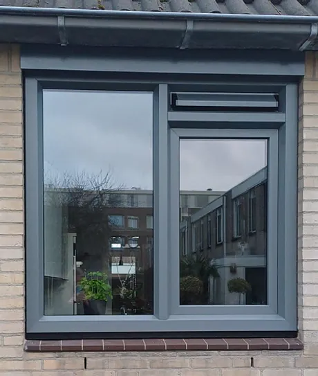 Kunststof kozijn vanuit buiten in moderne stijl