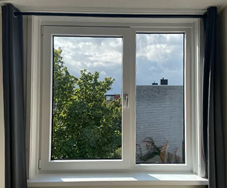 Kunststof kozijn vanuit de woning