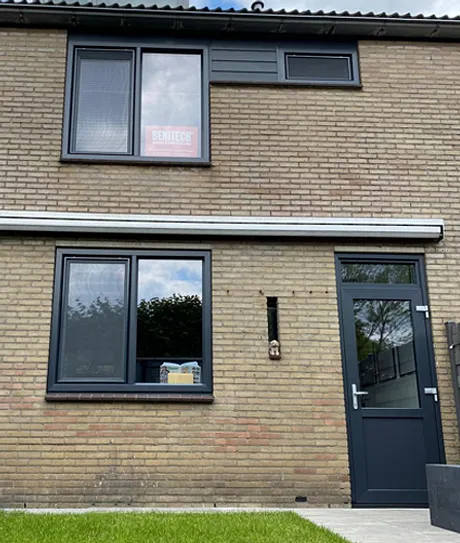 Woning met antracietgrijze kunststof kozijnen, ramen en deuren