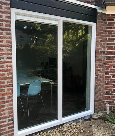 Grote kunststof raampartij