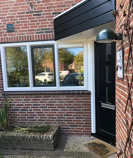 Voorgevel begane grond met kunststof kozijnen en kunststof voordeur