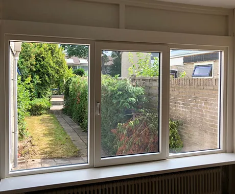 Kunststof kozijnen binnen met uitzicht op de tuin