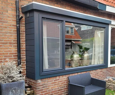 Antracietgrijs kunststof kozijn voorgevel woning eerste verdieping