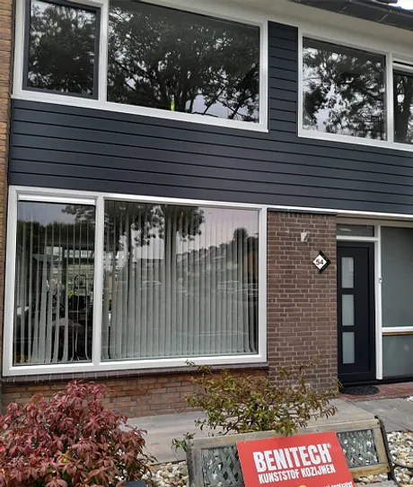 Voorgevel woning met kunststof kozijnen en kunststof voordeur van Benitech Kozijnen