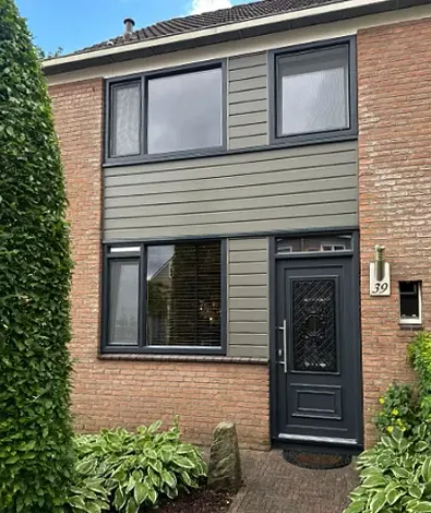 Voorgevel woning met kunststof kozijnen, ramen, deuren en gevelbekleding