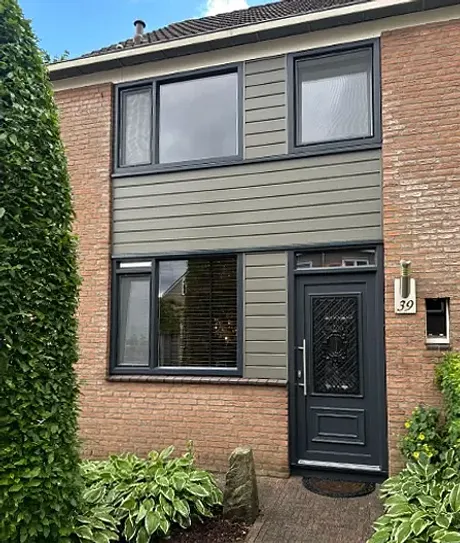 Voorgevel woning met kunststof kozijnen, ramen, deuren en gevelbekleding
