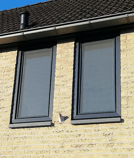 Twee smalle antracietgrijze kunststof kozijnen gevel eerste verdieping