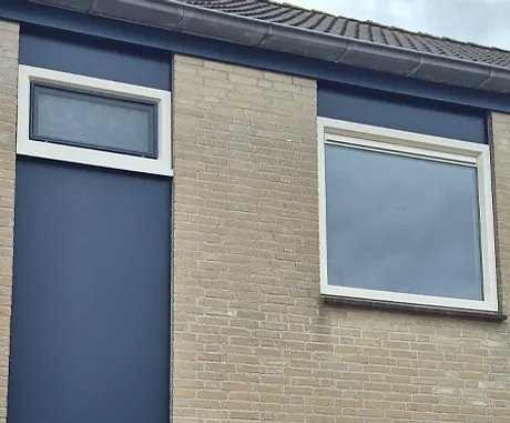 Gevel bovenverdieping met kunststof kozijnen en kunststof gevelbekleding