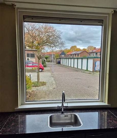 Kunststof kozijn met vast raam en ventilatierooster in keuken