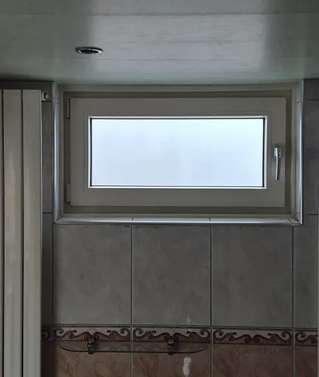 Kunststof kozijn met valraam in badkamer