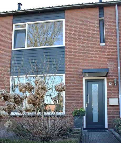Voorgevel woning met kunststof kozijnen, ramen, deuren en gevelbekleding