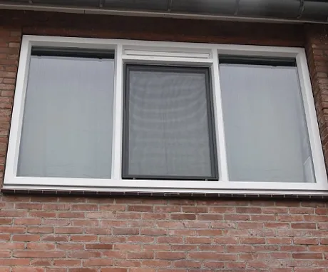Kunststof kozijn in gevel met twee vaste ramen en een draaikiepraam met ventilatierooster