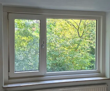 Kunststof kozijn met vast raam en draaikiepraam in kiepstand