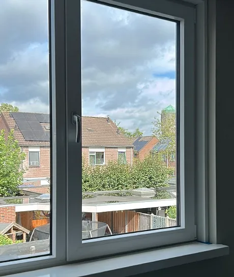 Wit kunststof draaikiepraam van binnenuit gezien