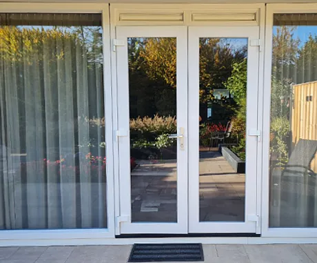 Witte kunststof openslaande deuren met zijlichten