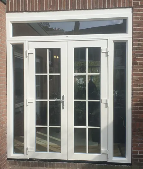 Kunststof openslaande deuren wit met roedes en zij- en bovenlichten