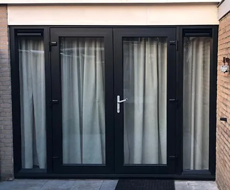 Kunststof openslaande deuren met zijlichten in kleur jet black