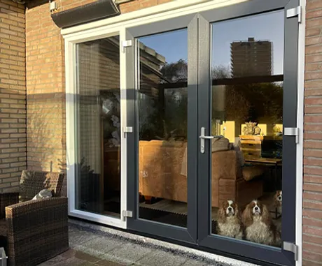 Kunststof openslaande deuren antracietgrijs en wit met zijlicht
