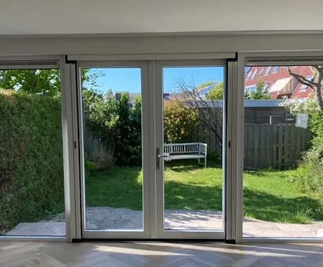 Kunststof openslaande deuren binnen met twee zijlichten