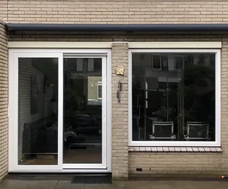 Achtergevel met 2-delige kunststof schuifpui en kunststof kozijn