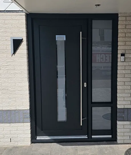 Antracietgrijze kunststof voordeur met zijlicht
