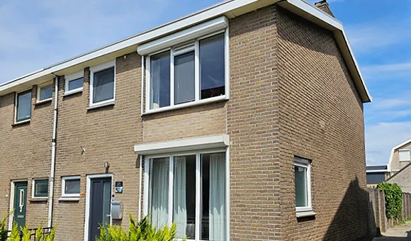 Hoekwoning met kunststof kozijnen, ramen en deuren