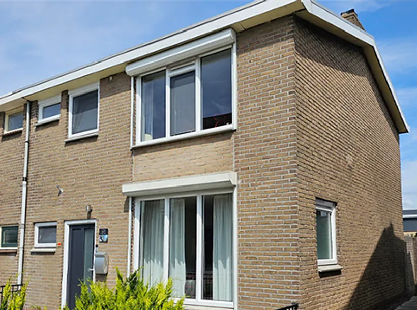 Hoekwoning met kunststof kozijnen, ramen en deuren