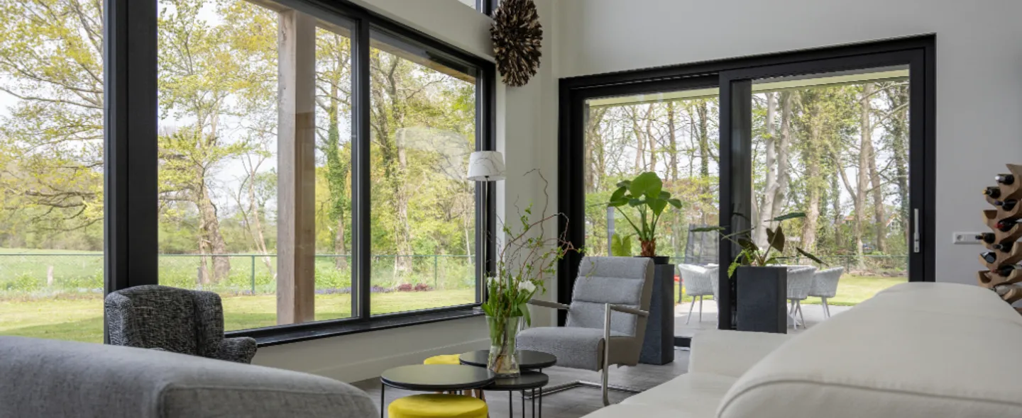 Woonkamer binnen met Veka kunststof kozijnen