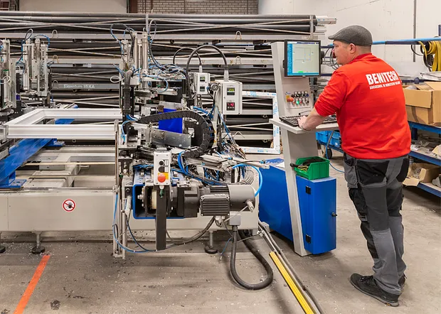 Benitech medewerker aan het werk in productiehal - Vestiging Benitech Kozijnen productie, service en montage Doetinchem