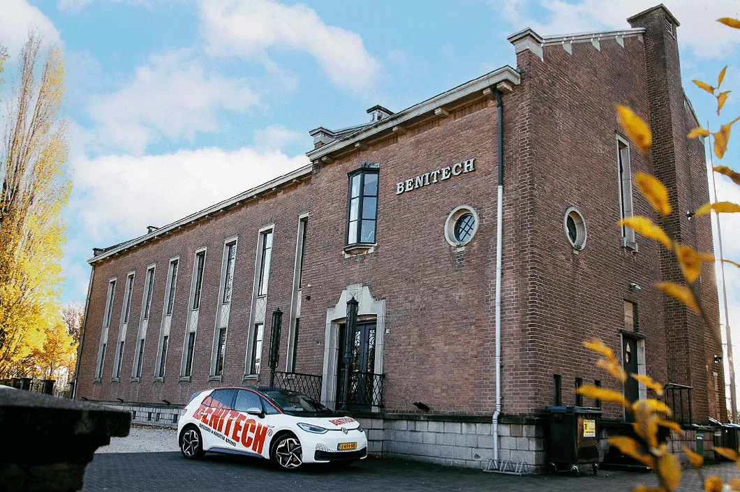 Voorkant pand hoofdkantoor Benitech Kozijnen Enschede met Benitech auto