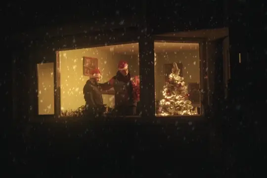 Monteurs Benitech Kozijnen in huis met kerstmuts en kerstboom