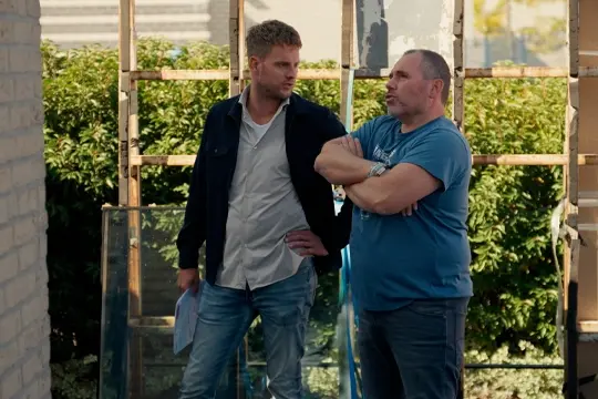 Benitech Kozijnen directeur in gesprek met klant tijdens kozijnenmontage
