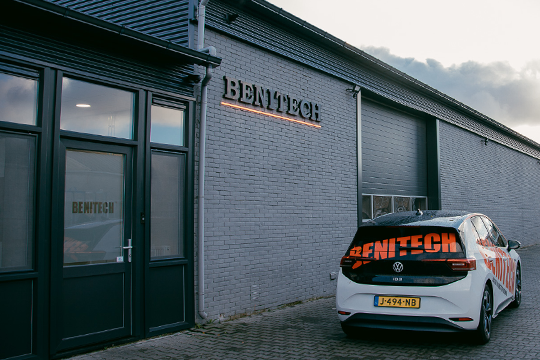 Pand Benitech Kozijnen met auto Benitech voor pand