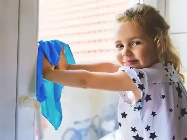 Kunststof kozijn van een dakkapel schoonmaken met een doek
